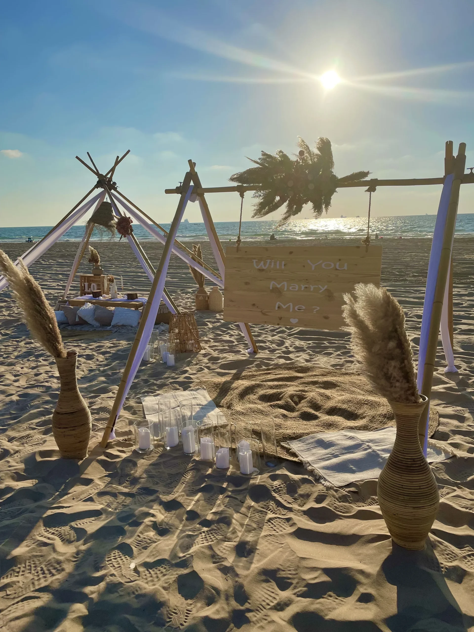 הצעת נישואין בעיצוב כפרי יוקרתי המשלבת עמדת במבוק עם בדים, זרי פמפס ופרחים ייבשים, שטיחים ואגרטלים תואמים. בנוסף פינת ישיבה מלאה הכוללת שולחן רביצה, פופים וכריות תואמים , ואביזרי נוי משלימים. עיצוב מושלם להצעת נישואין באווירה חמימה, מפנקת וקסומה !