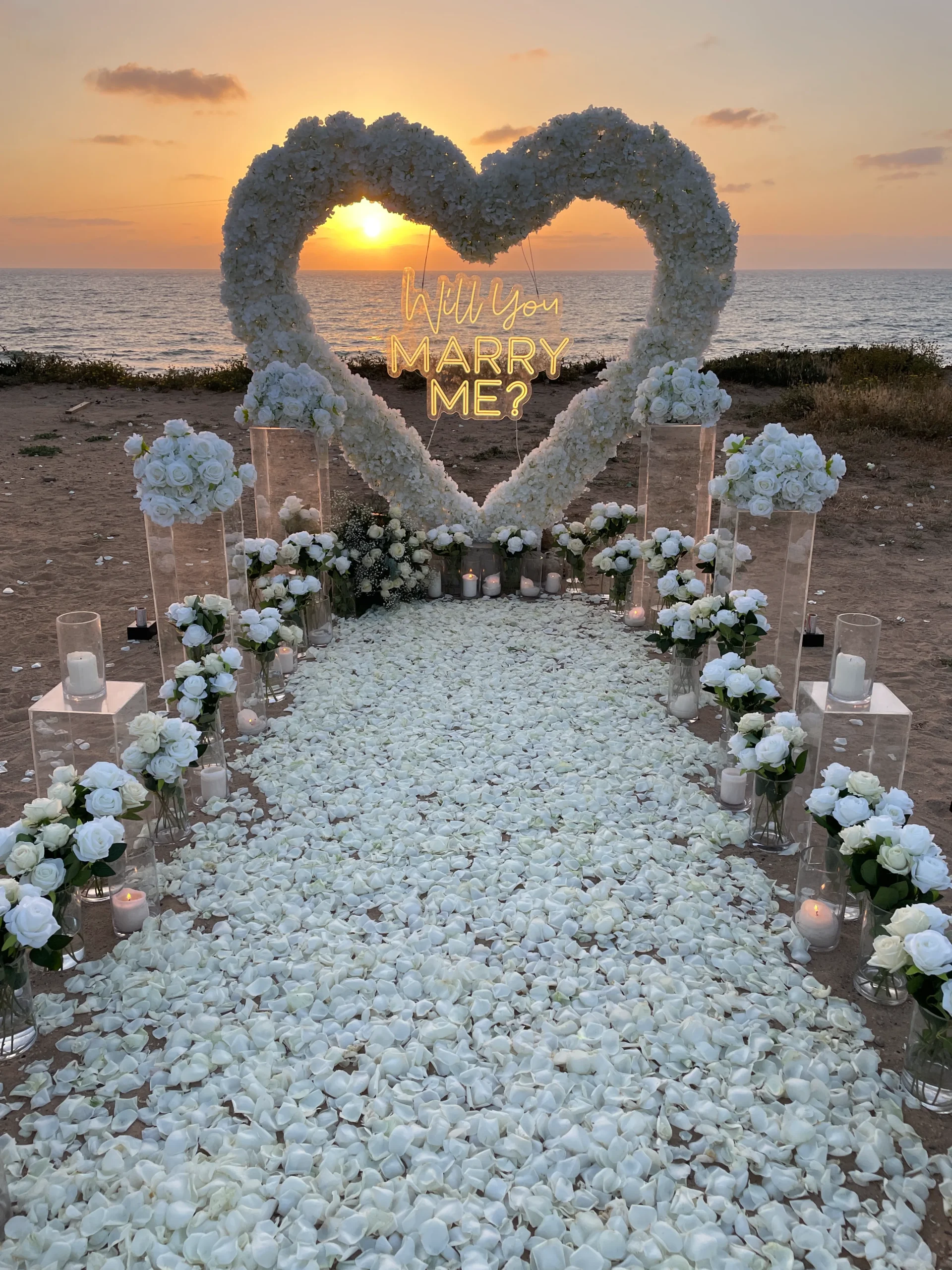 עיצוב מושלם להצעת נישואין קלאסית, יוקרתית ורומנטית. הצעת נישואין דגם ELIA , משלבת שביל הליכה רומנטי ויוקרתי, מעוטר בפרחים , זרי פרחים ונרות , יחד עם וורדים טריים ליצירת חוויה רומנטית וייחודית.