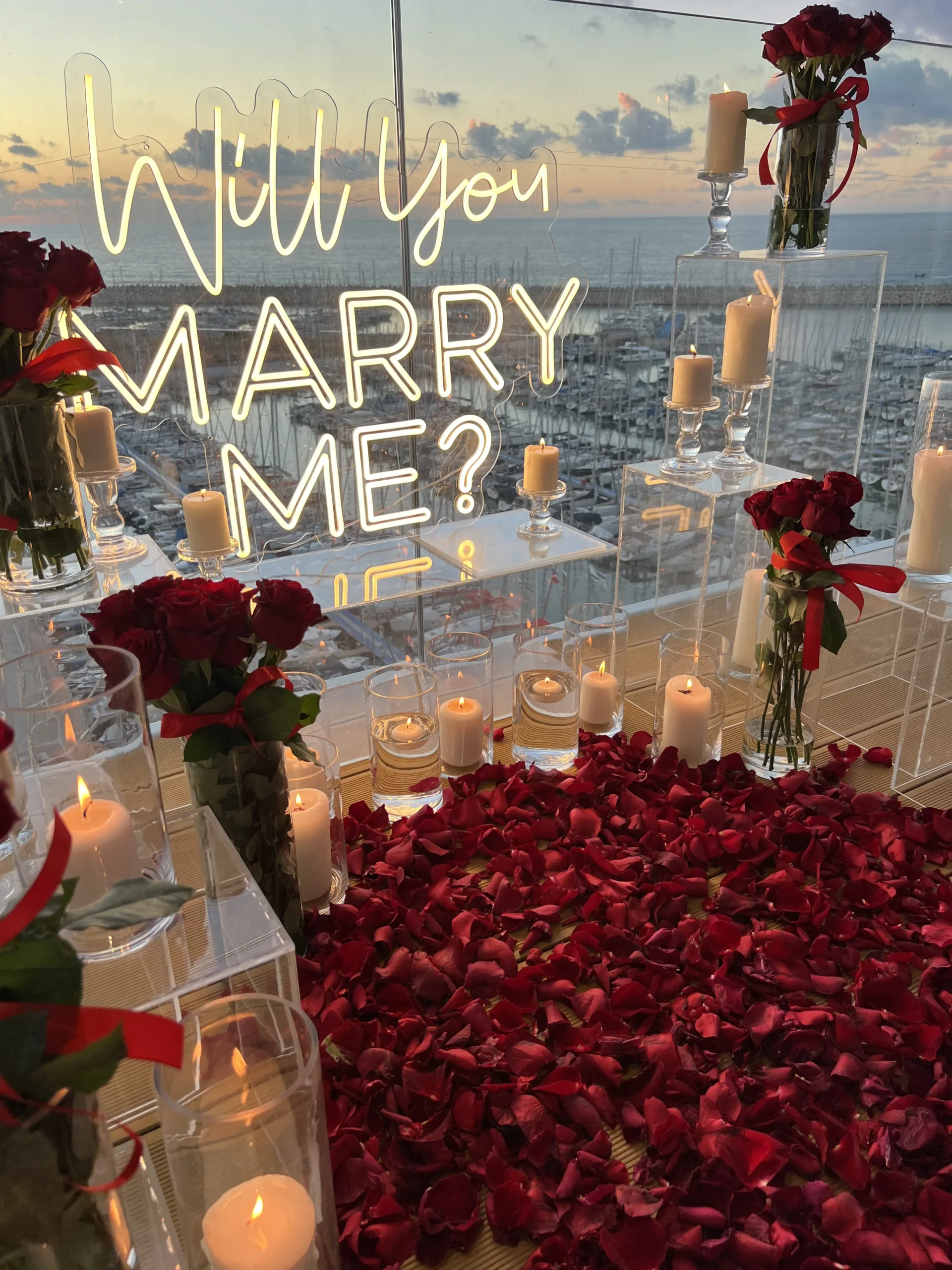 הצעת נישואין ייחודית ואינטימית, המשלבת זרי ורדים טריים עם פמוטים ונרות, מעמדים שקופים בגבהים שונים, ועלי כותרת מוורדים טריים שהופכים את ההצעה לחלומית וקסומה - בדיוק כמו שחלמתם !