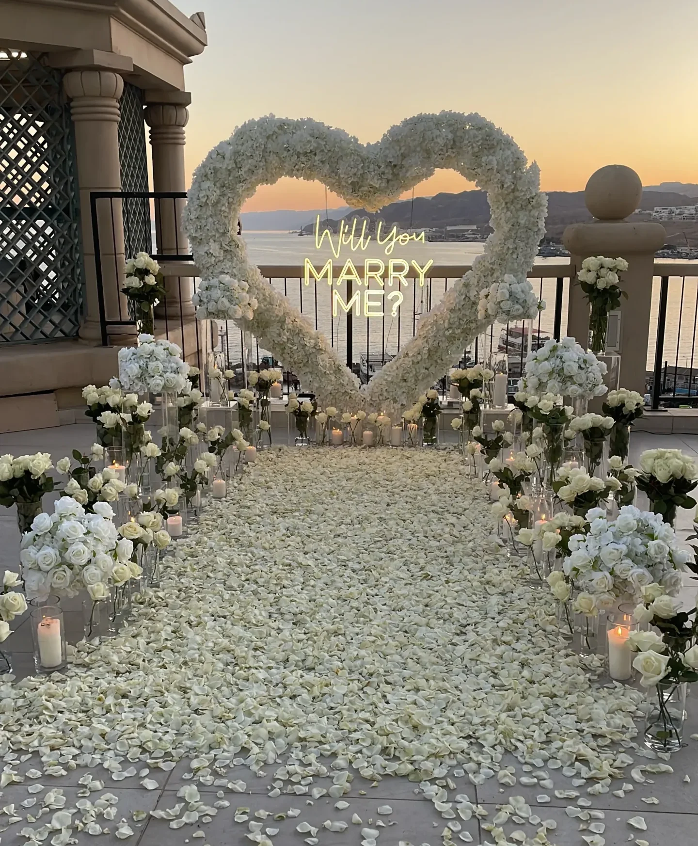 עיצוב אלגנטי ונצחי - שביל מלא בפרחים טריים ורומנטיים , זרי פרחים , וואזות ונרות - המובילים אל מעמד הלב הייחודי שלנו. מי אמר שאהבה לא יכולה להראות כמו אגדה ?