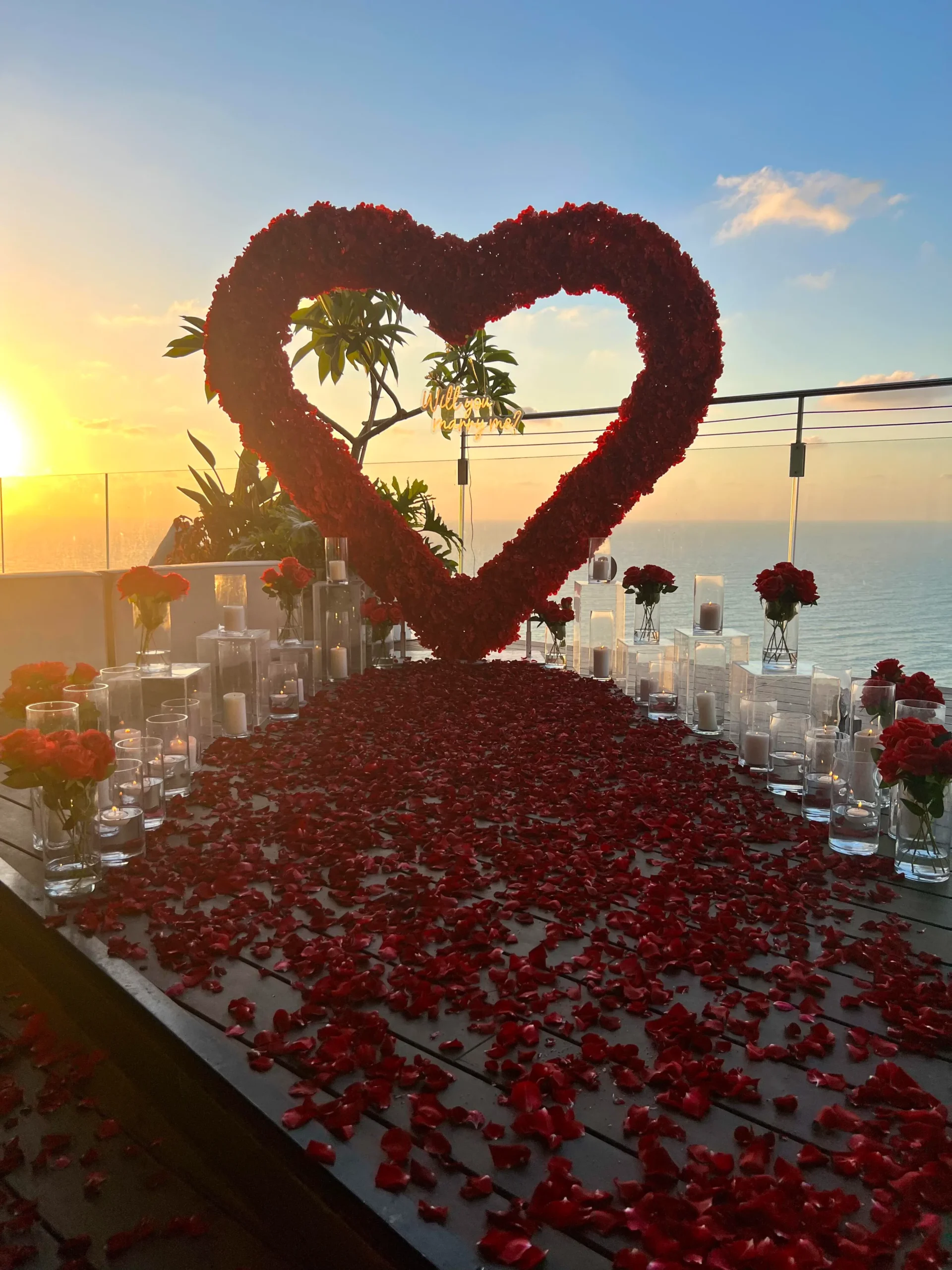 הצעת נישואין קלאסית ורומנטית המשלבת עיצוב מוקפד וייחודי וורדים חיים ליצירת האווירה המושלמת - מעמד בצורת לב ייחודי , שלט לד בכיתוב "will you marry me?" , וואזות , נרות ופרחים. עיצוב מושלם לחללים אינטימיים ומרווחים כאחד.