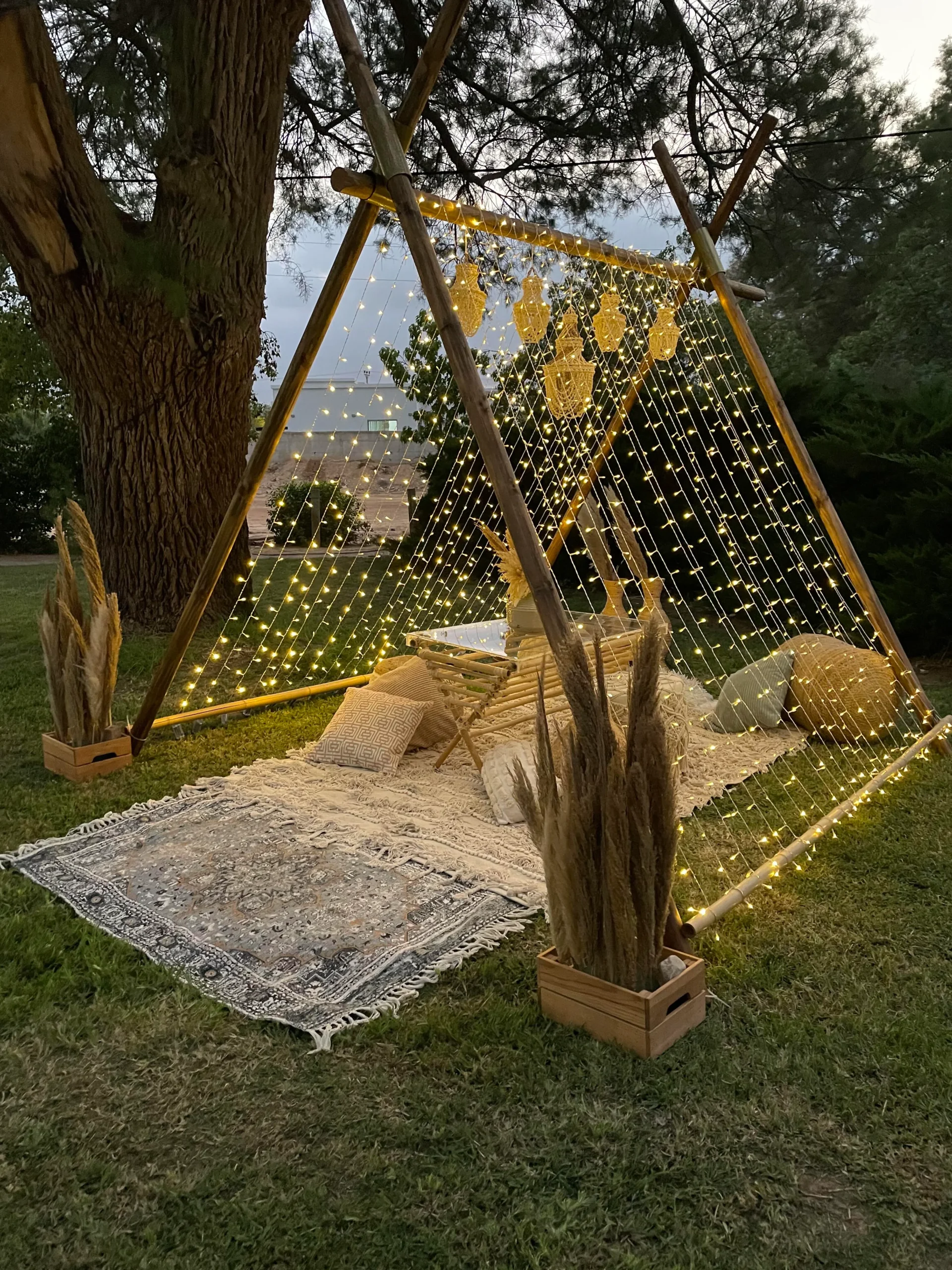 הצעת נישואין/ארוחה זוגית הכולל קונסטרוקציה ייחודית בצורת אוהל עץ , משולב גרילנדות, כריות, שטיחים וזרי פרחים תואמים. אווירה כפרית וחלומית , הפינה מתאימה לכל רגע אינטימי והופכת אותו לחוויה בלתי נשכחת !