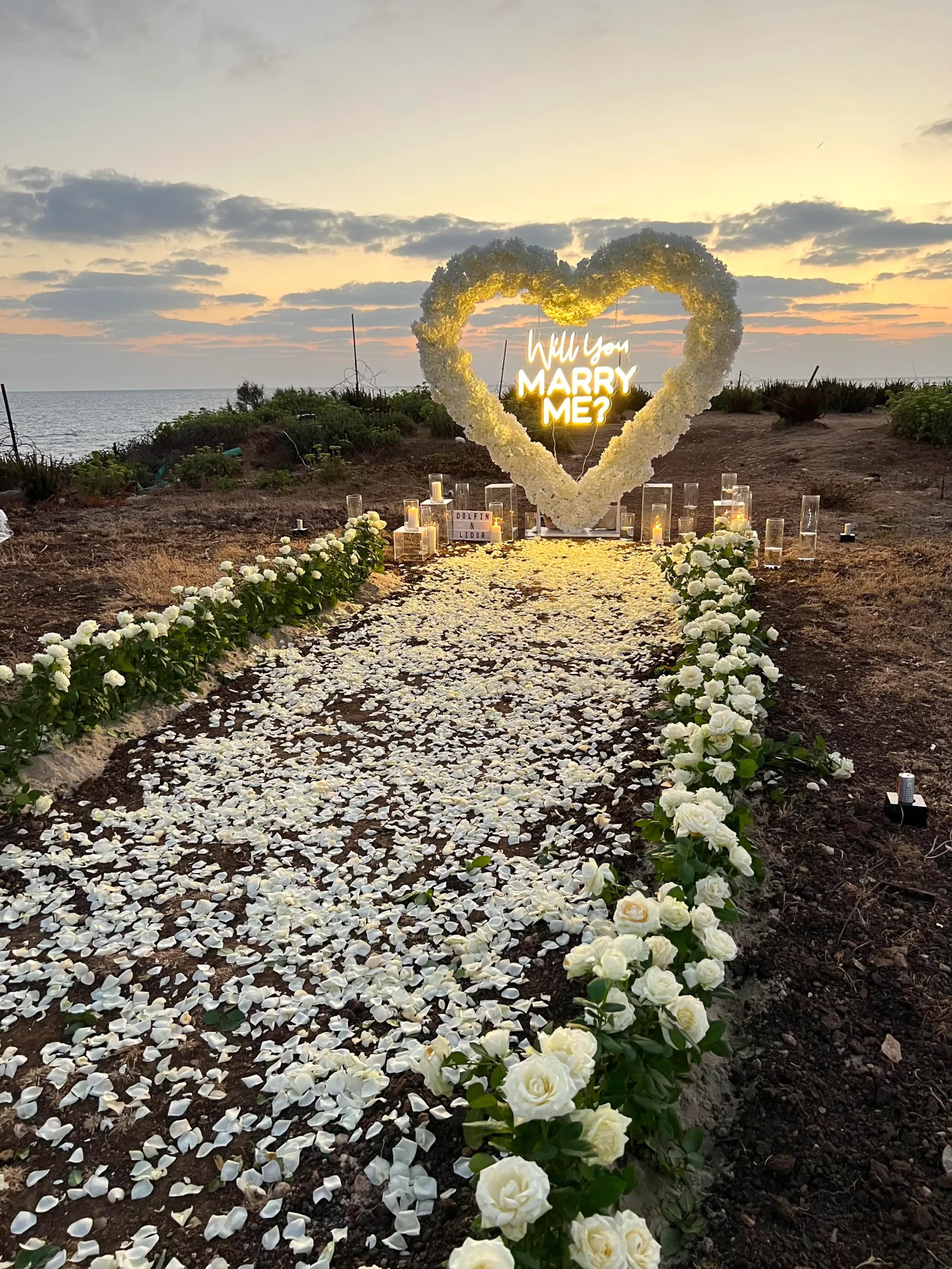 הצעת נישואין חלומית בעיצוב יוקרתי הכוללת סידור שביל הליכה באמצעות וורדים טריים, המובילים לעמדת לב עוצרת נשימה, ליצירת רגע מרגש, בלתי נשכח ומדויק עד הפרח האחרון ! העיצוב הינו בהתאמה אישית, קיימות מגוון חבילות זמינות לעיצוב זה