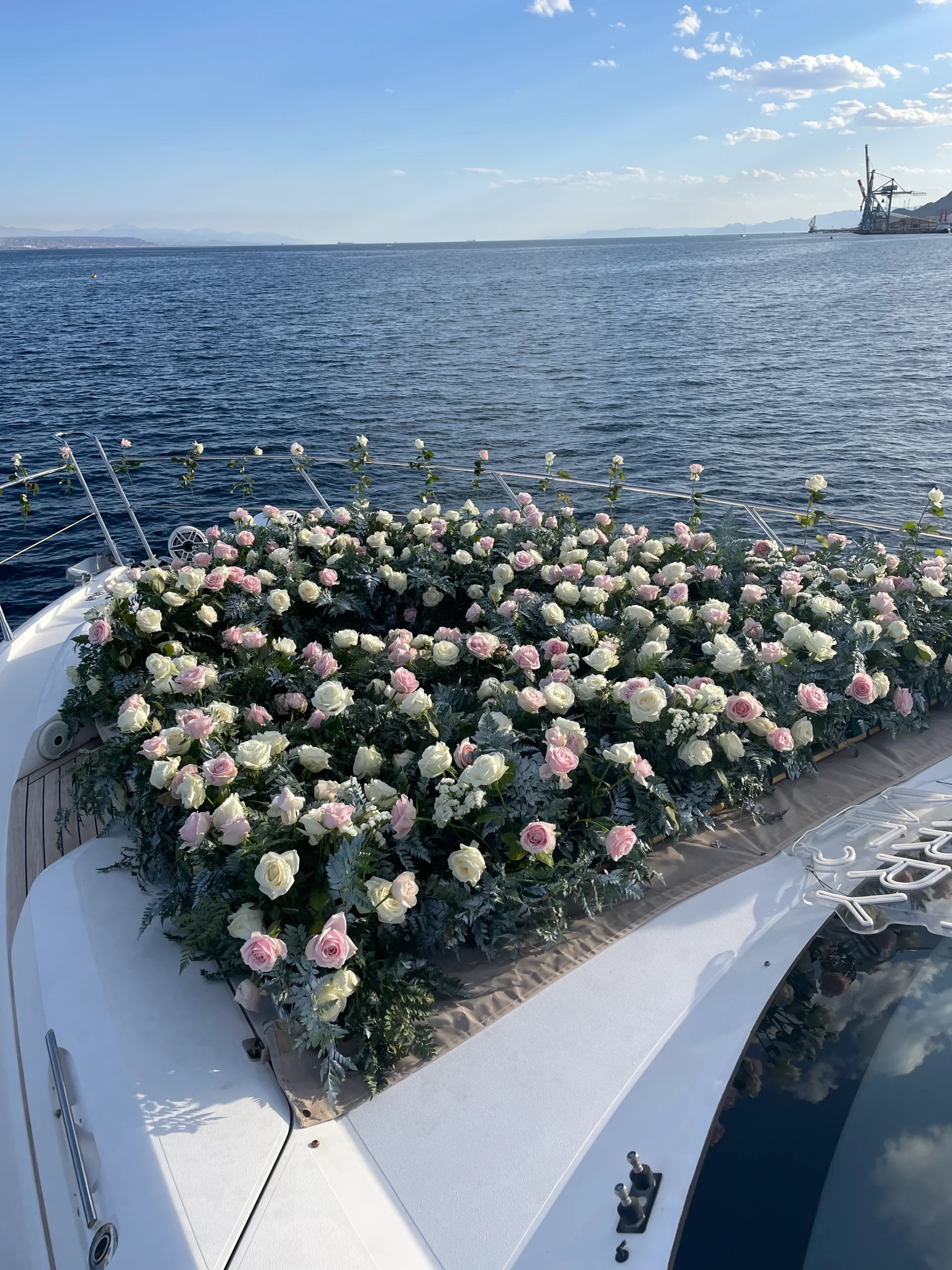 בלב הים, על יכטה פרטית, יצרנו חלום אמיתי: שדה מרהיב של ורדים רכים בגוון שמנת וורוד , בשילוב עלי שרך כסופים המוסיפים נגיעה יוקרתית.