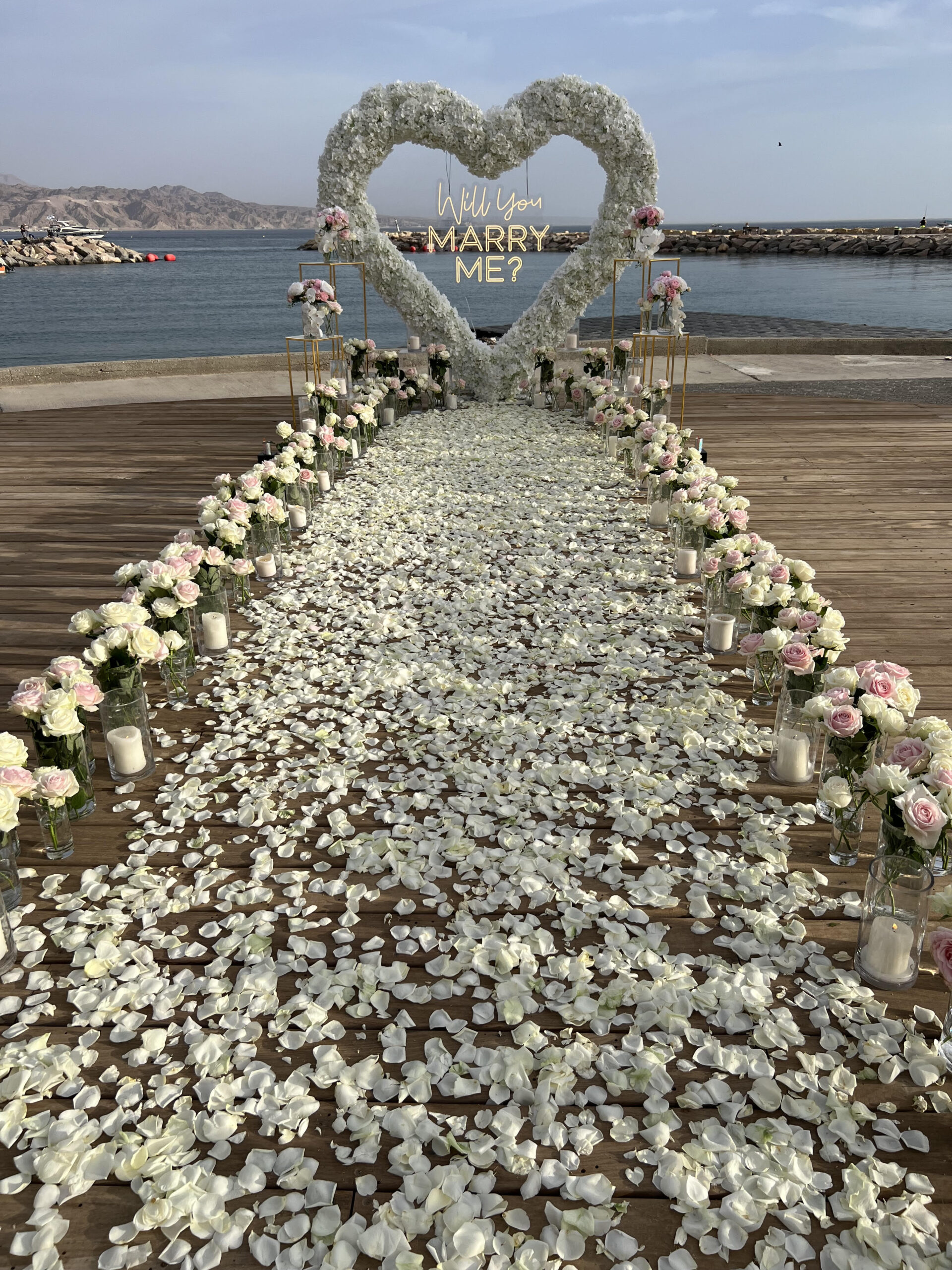 עיצוב אלגנטי ויוקרתי- שביל מלא בפרחים טריים ורומנטיים , זרי פרחים , וואזות ונרות - המובילים אל מעמד הלב הייחודי שלנו. מי אמר שאהבה לא יכולה להראות כמו אגדה ?