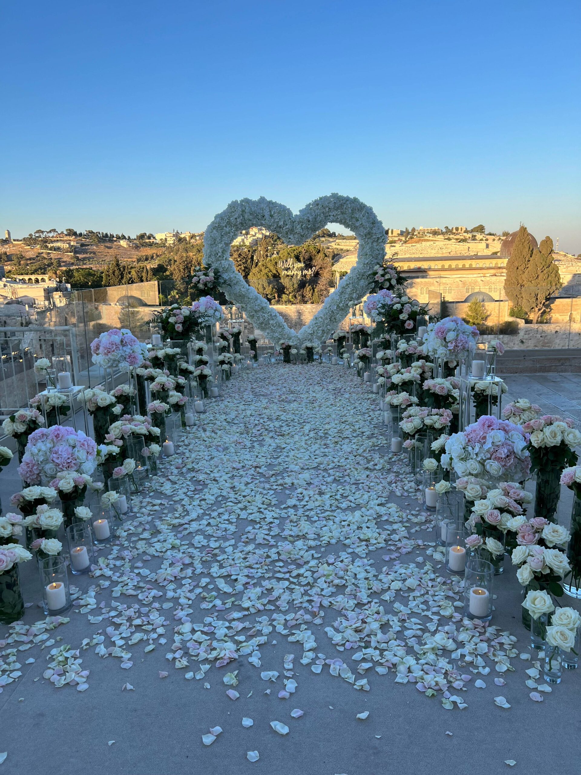 שביל אינסופי של עלי כותרת רכים , המובילים ללב פרחים ענק וייחודי , סידור וורדים אלגנטיים , נרות דולקים ואווירה סופר יוקרתית ורומנטית - כולם יחד יוצרים מחזה מהפנט, כזה שמרגיש כמו בחלום.