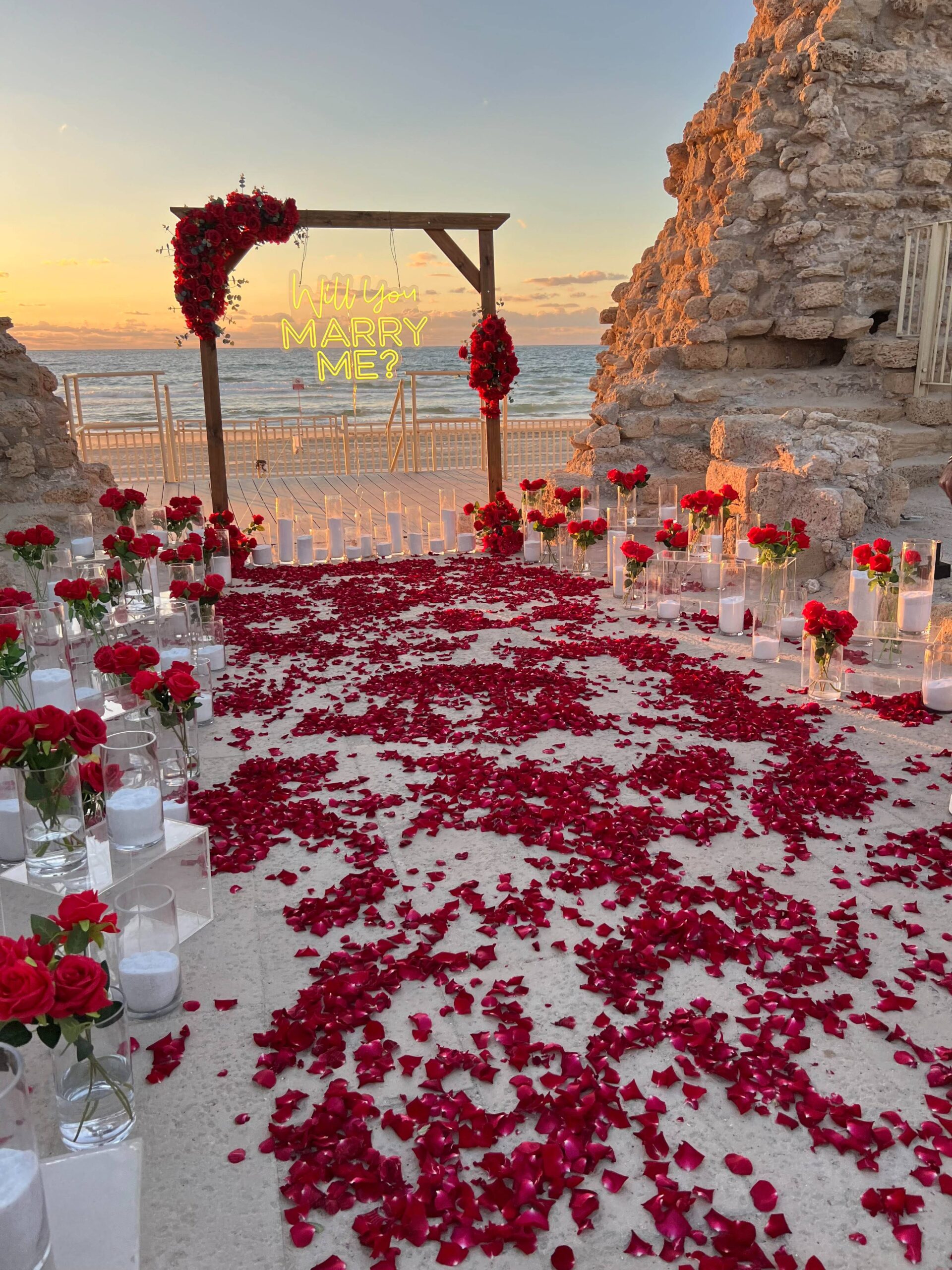 הצעת נישואין עוצרת נשימה בעיצוב דרמטי ויוקרתי במיוחד - עם המון וואזות שקופות עם וורדים אדומים ונרות, שביל עשיר בעלי כותרת טריים המוביל לעמדה הסופר ייחודית שלנו. חוויה רומנטית, מהפנטת ובלתי נשכחת.