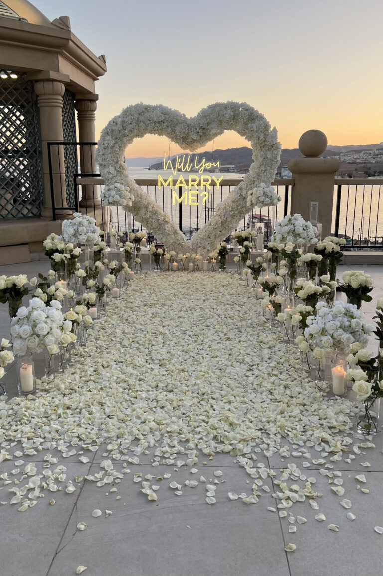 עיצוב אלגנטי ונצחי - שביל מלא בפרחים טריים ורומנטיים , זרי פרחים , וואזות ונרות - המובילים אל מעמד הלב הייחודי שלנו. מי אמר שאהבה לא יכולה להראות כמו אגדה ?