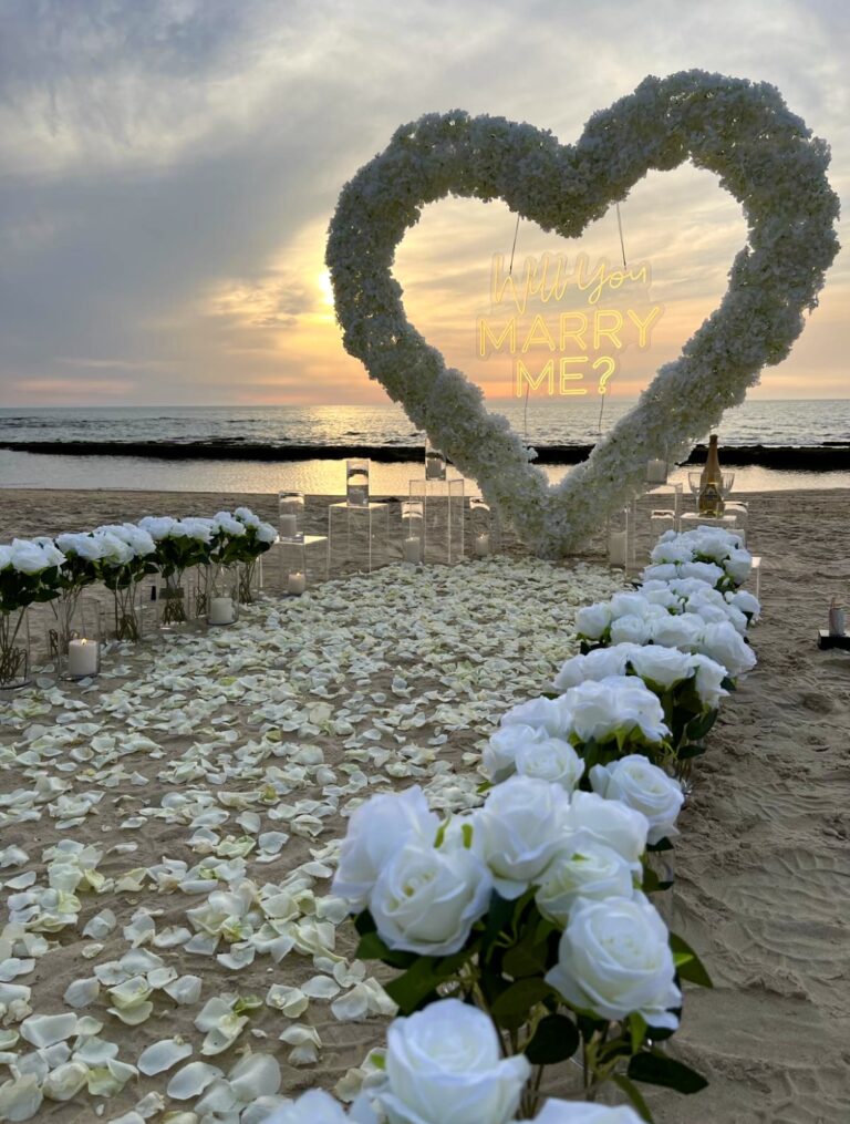 הצעת נישואין בעיצוב שביל לבן, זרי פרחים יוקרתיים ונרות, המובילים לעמדת לב עוצרת נשימה , עם שילוט בכיתוב "will you marry me?". שילוב של אלגנטיות, רגש ונוכחות בלתי נשכחת !