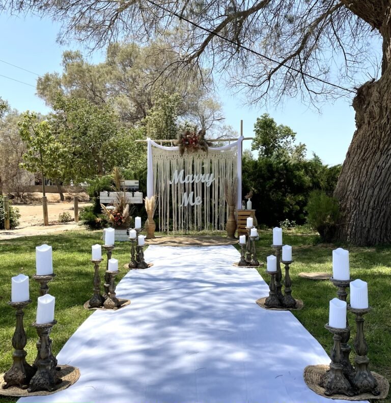 הצעת נישואין בעיצוב כפרי ייחודי , המשלב עמדת במבוק עם בדים ומקרמה, זרי פמפס ופרחים יבשים, שטיחים ופמוטים בגבהים שונים. מושלם להצעת נישואין באווירה חמימה, רגועה וקסומה !