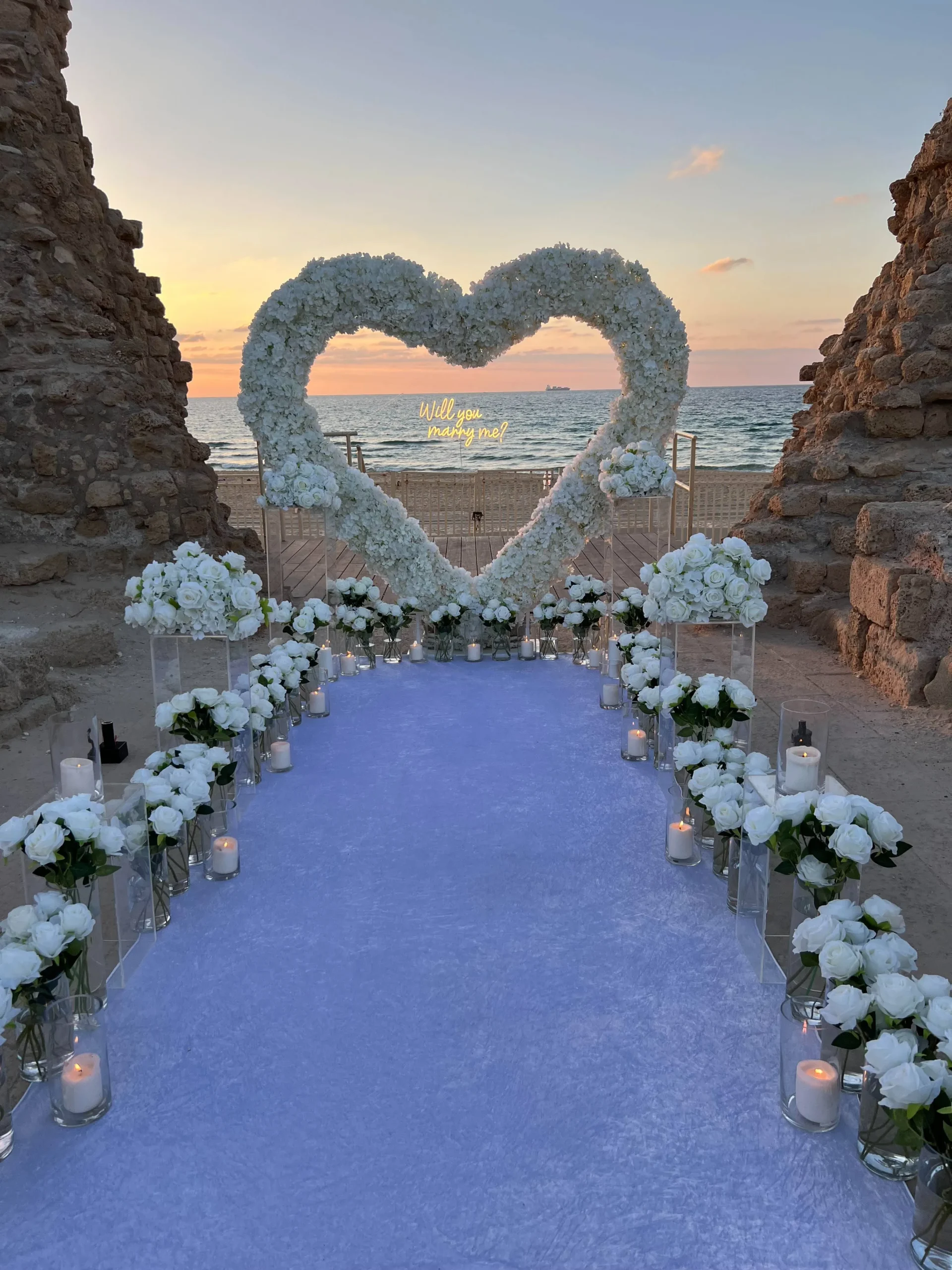 עיצוב מושלם להצעת נישואין קלאסית, יוקרתית ורומנטית. הצעת נישואין דגם ASH, משלבת שביל הליכה רומנטי ויוקרתי, מעוטר בזרי פרחים ונרות , יחד עם שביל הליכה תואם - כל אלו מובילים אל עמדת הצעת נישואין ייחודית בצורת לב פרחים. הצעת נישואין שתגרום לכם להתאהב מחדש !