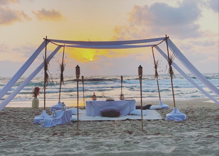 הצעת נישואין דגם SHAY , המשלבת עמדת במבוק בצורת חופה מעוצבת בצורה סופר ייחודית וכפרית, יחד עם פינת ישיבה ואביזרי נוי משלימים, מושלמת להצעת נישואין עם ארוחה זוגית אינטימית בנוף השקיעה הקסומה.