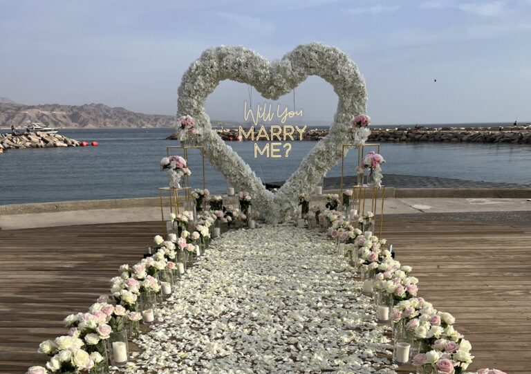 עיצוב אלגנטי ויוקרתי- שביל מלא בפרחים טריים ורומנטיים , זרי פרחים , וואזות ונרות - המובילים אל מעמד הלב הייחודי שלנו. מי אמר שאהבה לא יכולה להראות כמו אגדה ?