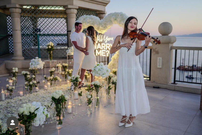 עיצוב אלגנטי ונצחי - שביל מלא בפרחים טריים ורומנטיים , זרי פרחים , וואזות ונרות - המובילים אל מעמד הלב הייחודי שלנו. מי אמר שאהבה לא יכולה להראות כמו אגדה ? מגוון חבילות ייחודיות מחכות במיוחד להצעה המושלמת שלכם 3>