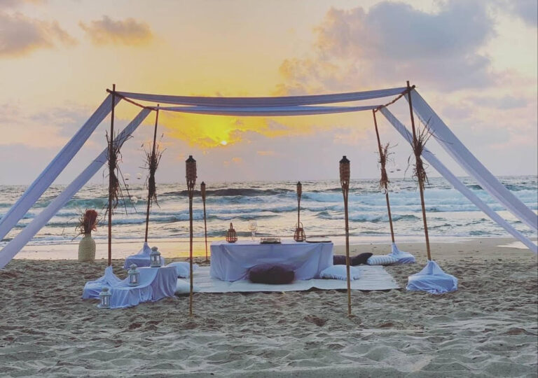 הצעת נישואין דגם SHAY , המשלבת עמדת במבוק בצורת חופה מעוצבת בצורה סופר ייחודית וכפרית, יחד עם פינת ישיבה ואביזרי נוי משלימים, מושלמת להצעת נישואין עם ארוחה זוגית אינטימית בנוף השקיעה הקסומה.