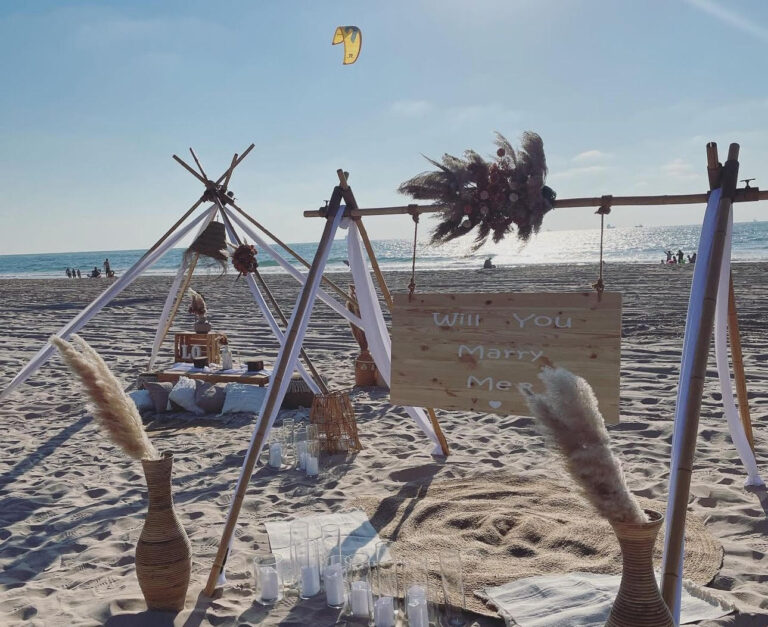 הצעת נישואין בעיצוב כפרי יוקרתי המשלבת עמדת במבוק עם בדים, זרי פמפס ופרחים ייבשים, שטיחים ואגרטלים תואמים. בנוסף פינת ישיבה מלאה הכוללת שולחן רביצה, פופים וכריות תואמים , ואביזרי נוי משלימים. עיצוב מושלם להצעת נישואין באווירה חמימה, מפנקת וקסומה !