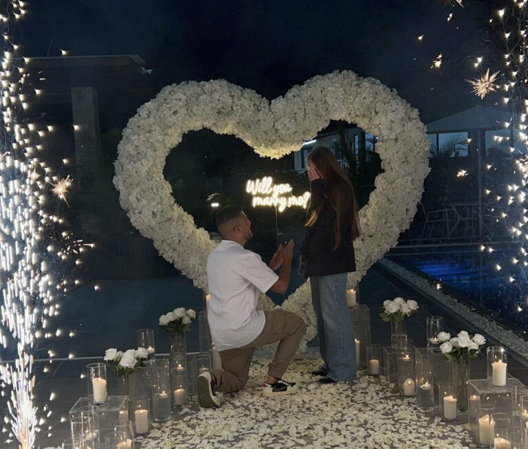 הצעת נישואין קלאסית ורומנטית המשלבת עיצוב מוקפד וייחודי וורדים חיים ליצירת האווירה המושלמת - מעמד בצורת לב ייחודי , שלט לד בכיתוב "will you marry me?" , וואזות , נרות ופרחים. עיצוב מושלם לחללים אינטימיים ומרווחים כאחד.