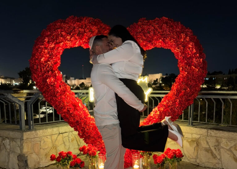 עיצוב מושלם להצעת נישואין קלאסית ורומנטית. הצעת נישואין דגם ELIZABETH, משלבת שביל הליכה רומנטי ויוקרתי, מעוטר בזרי פרחים ונרות , יחד עם שביל הליכה תואם , המובילים אל עמדת הצעת נישואין ייחודית בצורת לב פרחים בגוון אדום. הצעת נישואין סופר רומנטית שתגרום לכם להתאהב מחדש !