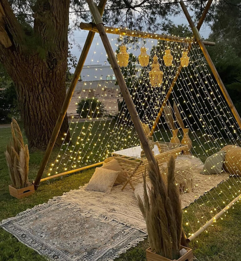 עיצוב סופר ייחודי , הכולל קונסטרוקציה בצורת אוהל העשוי מעץ טבעי ,סידור תאורה רכה וגרילנדות, כריות, שטיחים וזרי פרחים תואמים. אווירה כפרית וחלומית , הפינה מתאימה לכל רגע אינטימי והופכת אותו לחוויה בלתי נשכחת !