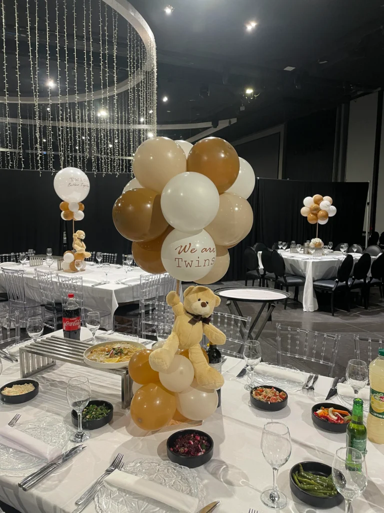 מרכזי שולחן ייחודיים, מעוצבים בבלונים ודובים בכיתוב אישי לברית/בריתה