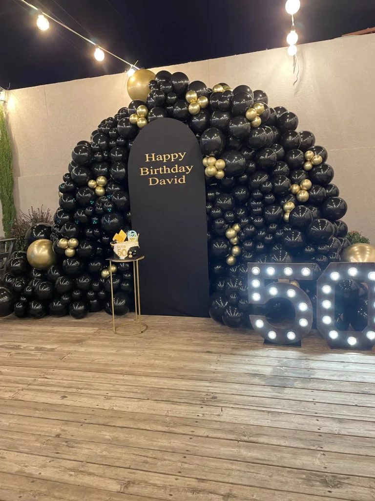 עמדת בלונים מרשימה ויוקרתית לחגיגות יום הולדת 50