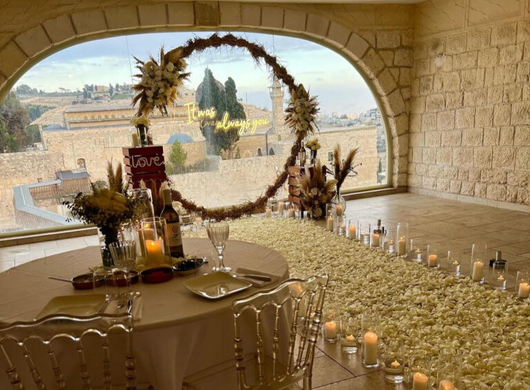 הצעת נישואין חלומית המשלבת מאות ורדים אמיתיים, נרות, וואזות זכוכית וזוג צועד על שביל של אהבה. עמדת עיגול בוהו עם זרי פרחים מרהיבים העשויים עבודת יד ושלט מואר וייחודי בכיתוב "It was always you" – לרגע אחד שהוא לנצח.