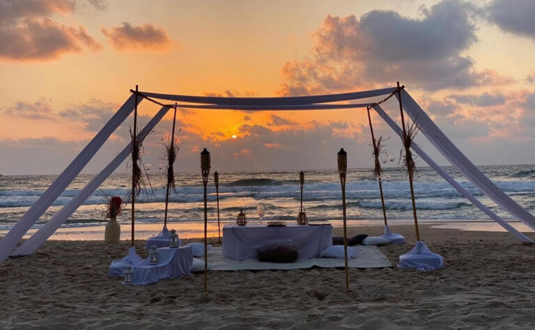 הצעת נישואין דגם SHAY , המשלבת עמדת במבוק בצורת חופה מעוצבת בצורה סופר ייחודית וכפרית, יחד עם פינת ישיבה ואביזרי נוי משלימים, מושלמת להצעת נישואין עם ארוחה זוגית אינטימית בנוף השקיעה הקסומה.