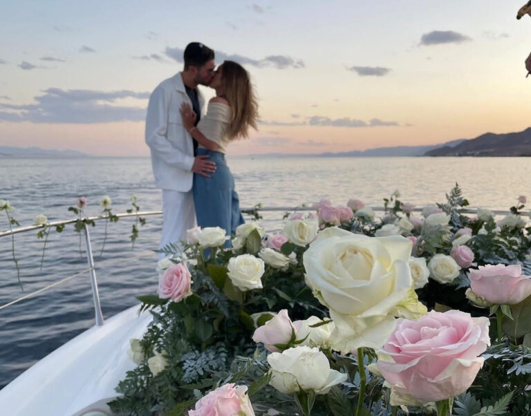 בלב הים, על יכטה פרטית, יצרנו חלום אמיתי: שדה מרהיב של ורדים רכים בגוון שמנת וורוד , בשילוב עלי שרך כסופים המוסיפים נגיעה יוקרתית.