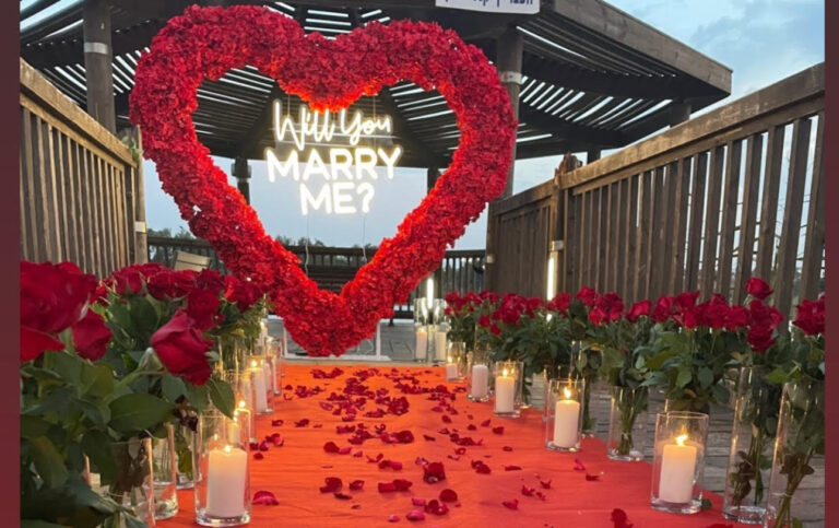 עיצוב מושלם להצעת נישואין קלאסית ורומנטית. הצעת נישואין דגם ELIZABETH, משלבת שביל הליכה רומנטי ויוקרתי, מעוטר בזרי פרחים ונרות , יחד עם שביל הליכה תואם , המובילים אל עמדת הצעת נישואין ייחודית בצורת לב פרחים בגוון אדום. הצעת נישואין סופר רומנטית שתגרום לכם להתאהב מחדש !