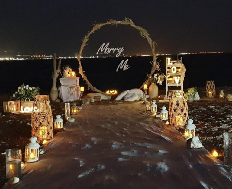 הצעת נישואין ייחודית בסגנון כפרי , המשלבת עמדת הצעה בצורת עיגול קש ייחודי , אביזרי נוי בסגנון בוהו ושביל בד תואם.