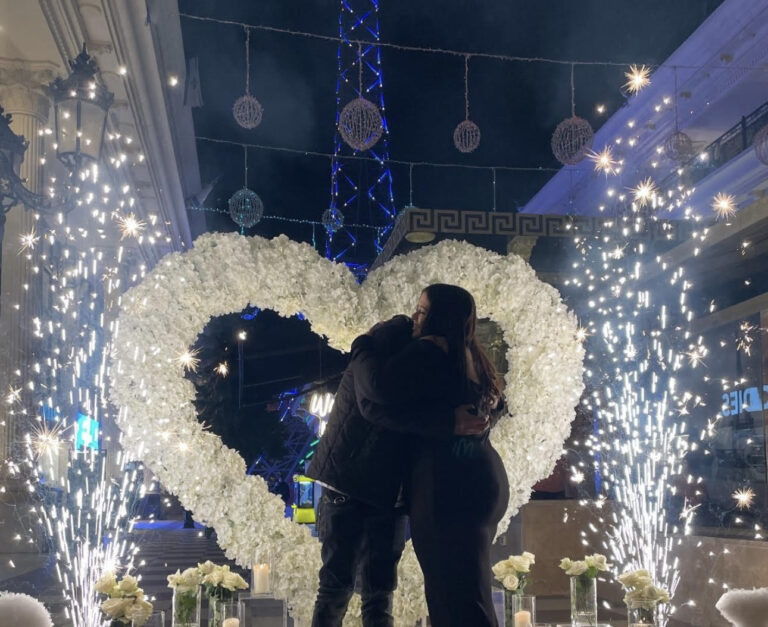 הצעת נישואין קלאסית ורומנטית המשלבת עיצוב מוקפד וייחודי וורדים חיים ליצירת האווירה המושלמת - מעמד בצורת לב ייחודי , שלט לד בכיתוב "will you marry me?" , וואזות , נרות ופרחים. עיצוב מושלם לחללים אינטימיים ומרווחים כאחד.