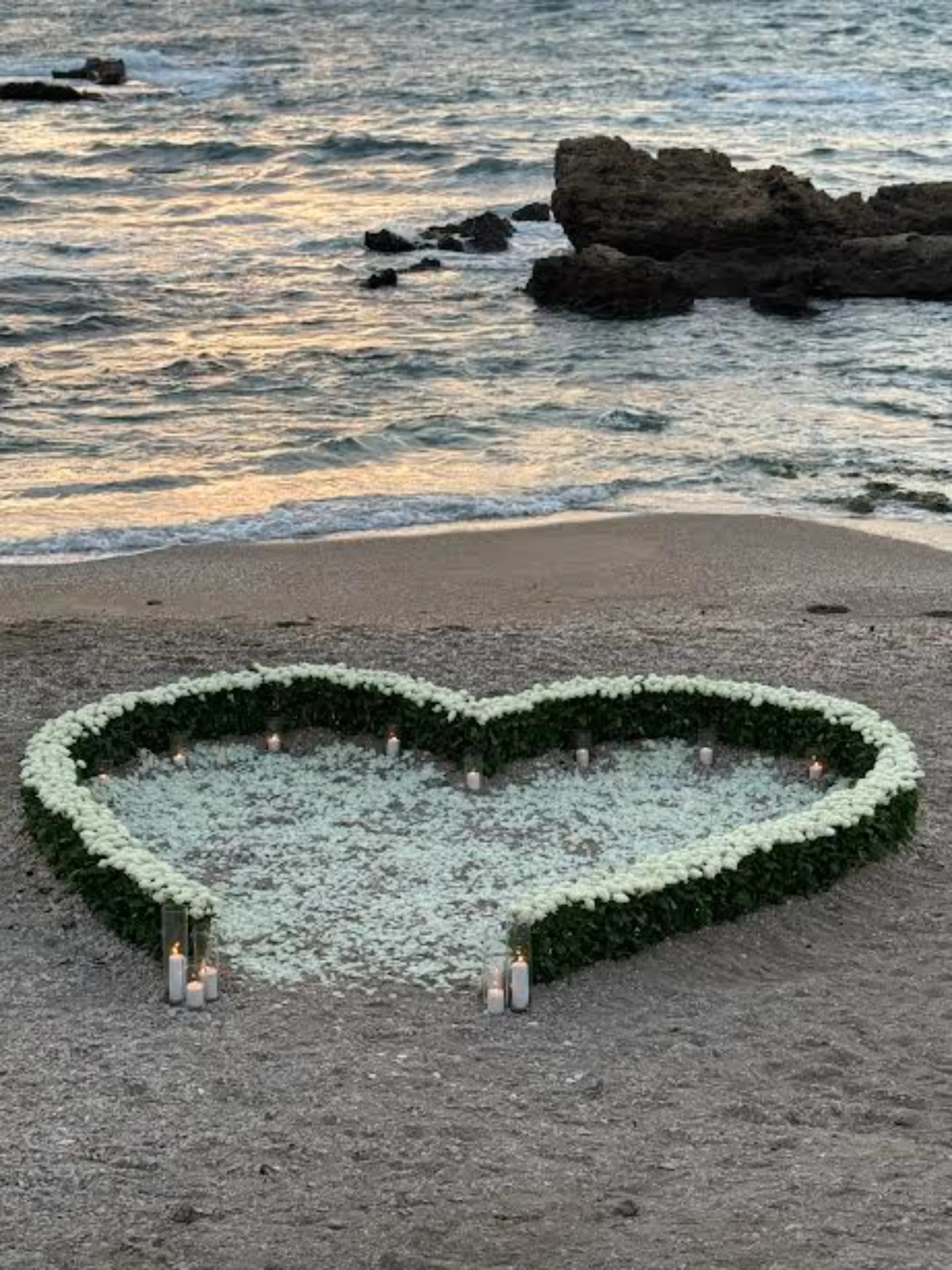 עיצוב הצעת נישואין סופר יוקרתית, הכוללת שזירת זרי פרחים טריים בצורת לב ונרות ליצירת אווירה מושלמת להצעה שלכם. איך אפשר שלא להתאהב?