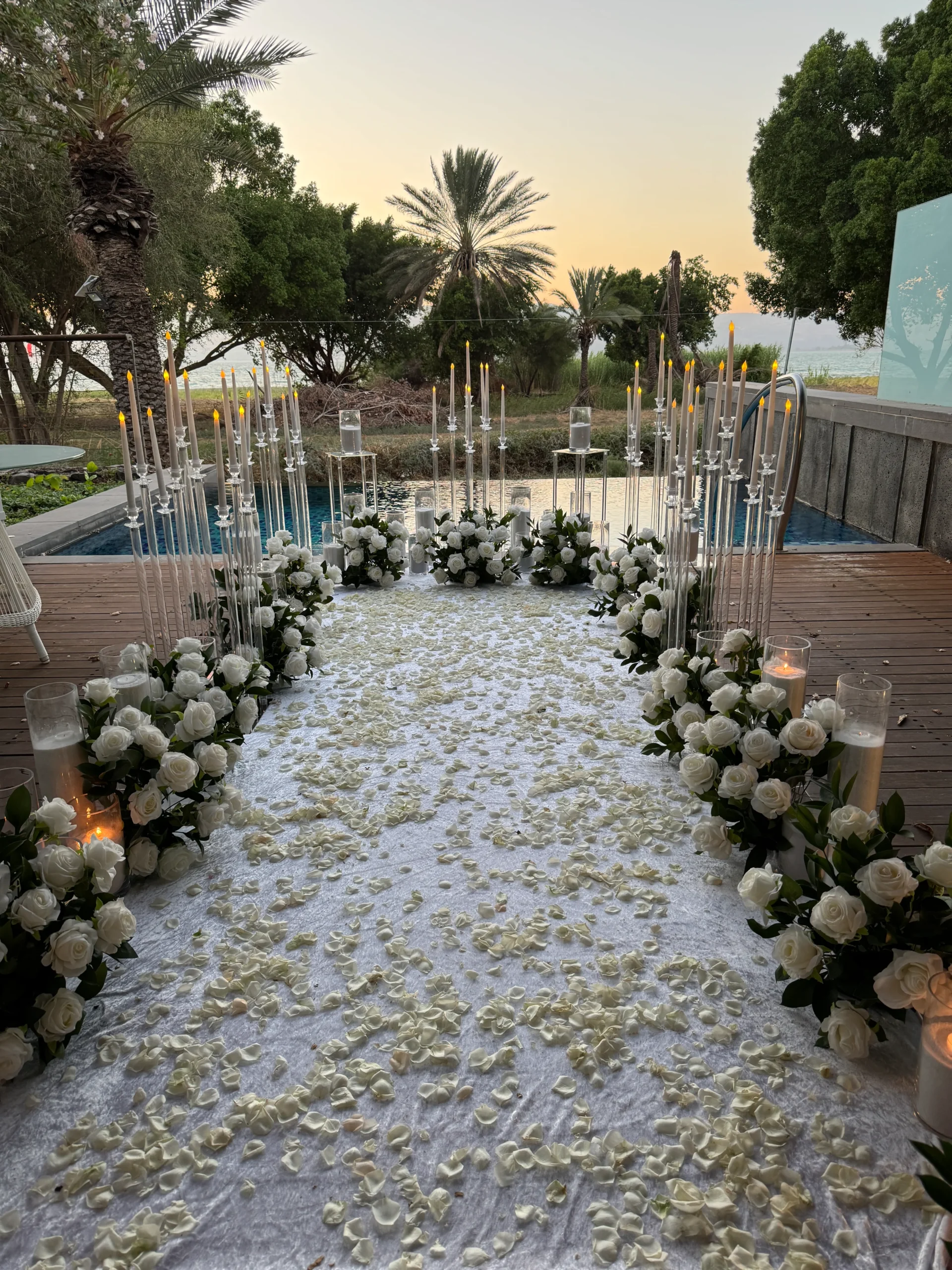 העיצוב המושלם להצעת נישואין אינטימית, יוקרתית ועוצרת נשימה ! עיצוב דגם Candle Rose בשילוב זרי פרחים , שביל בד , וורדים טריים שהופכים את הרגע לקסום !