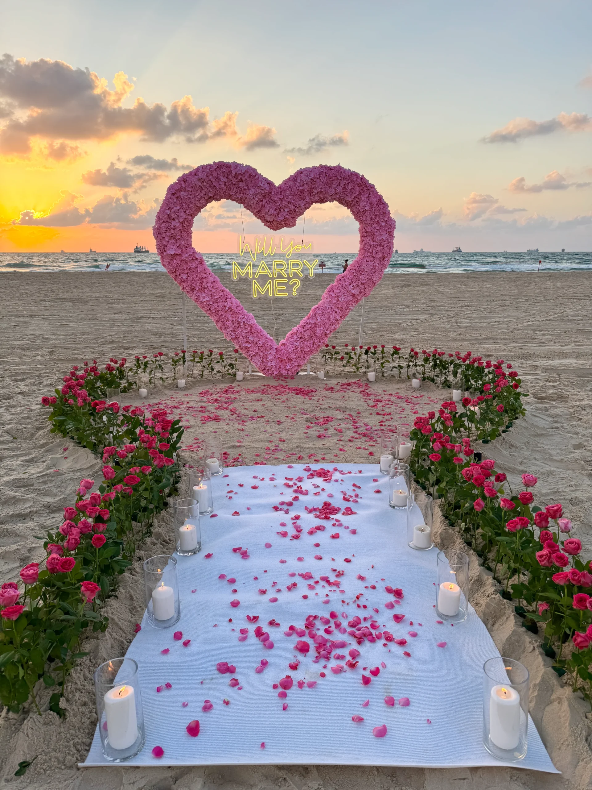 הצעת נישואין דגם ליז הכוללת עמדת לב בגוון ורוד ייחודי וכיתוב לד, סידור וורדים טריים בצורה הרצויה , וואזות עם נרות ושביל הליכה מותאם אישית. קיימות מגוון חבילות אפשריות