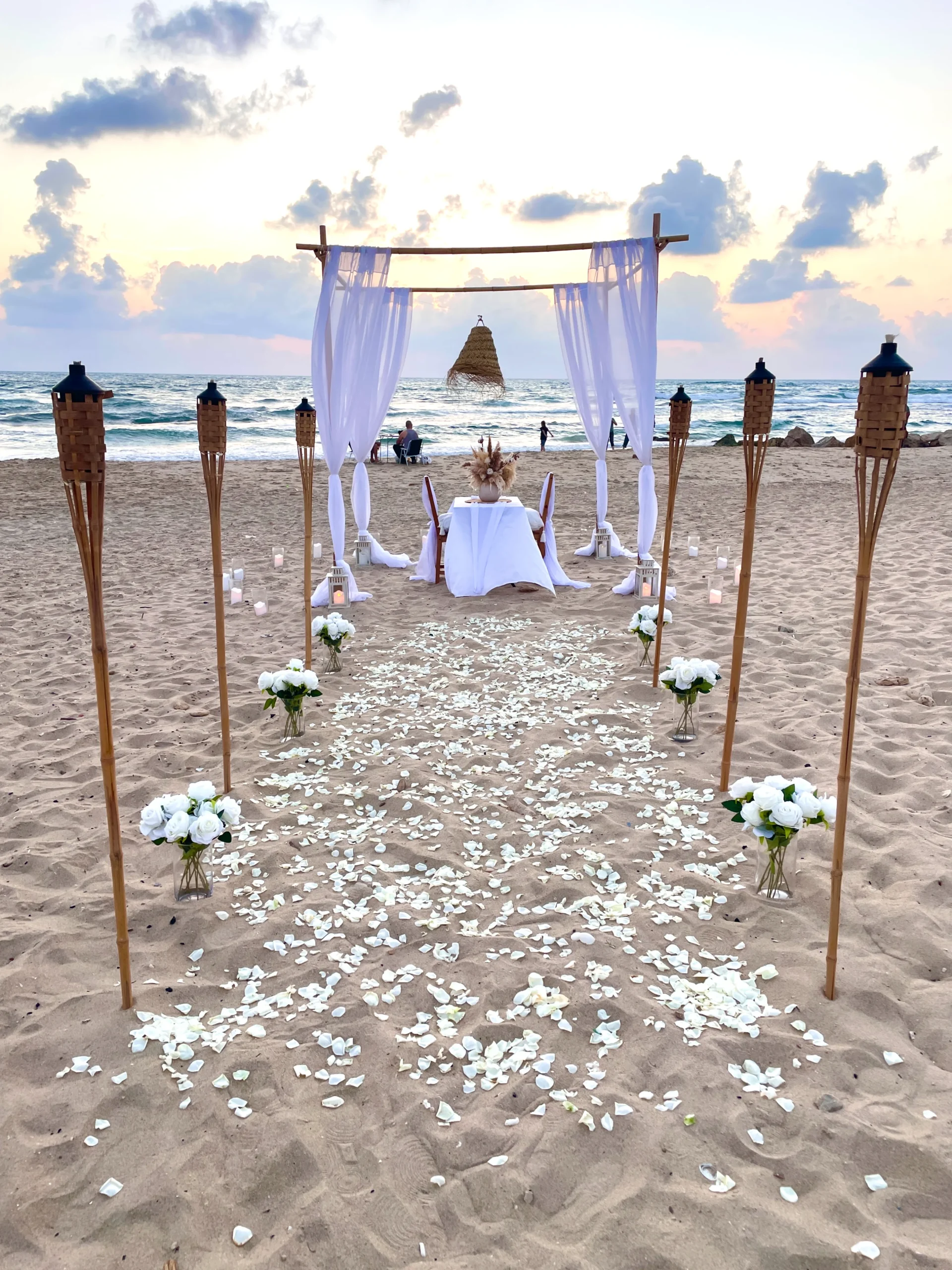 הצעת נישואין בסגנון ארוחה זוגית רומנטית - המשלבת עמדת במבוק בצורת חופה עם בדים, אהילים ועששיות. בנוסף פינת ישיבה מלאה הכוללת שולחן וכיסאות , עריכת שולחן, אביזרי נוי משלימים וורדים טריים לשדרוג העיצוב. עיצוב מושלם להצעת נישואין באווירה חמימה, מפנקת וקסומה !