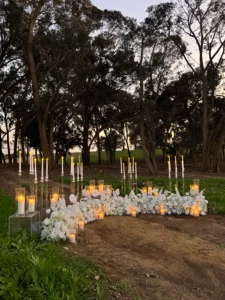 עיצוב הצעות נישואין באווירה טבעית ויוקרתית המשלב תכנון מוקפד עם שזירת פרחים בצורה ייחודית ונרות, הנותנים תחושת רוך טבעית ויוקרתית.